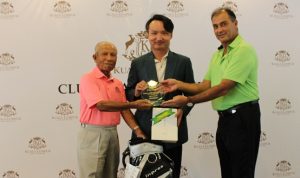 Leroy Chiam receives his trophy from Dato’ Mustafa Ali and Steven Thielke.