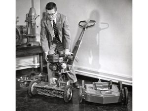 David Lilly demonstrating Toro's Power Handle in 1950.