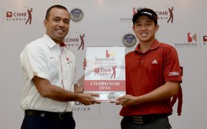 Ben Leong receives his trophy from Ahmad Zakiruddin Mohamed, Senior VP, Engineering & Construction, SapuraKencana Petroleum Berhad. Picture by Khalid Redza/CIMB
