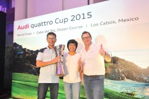 Jeff Mannering congratulates Ng Chiang Ling and Atsushi Yoshimura on their success. 