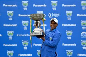 Mukesh Kumar with the winner’s trophy. Picture by Paul Lakatos/Asian Tour.