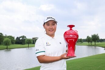 Ren Yijia trophy